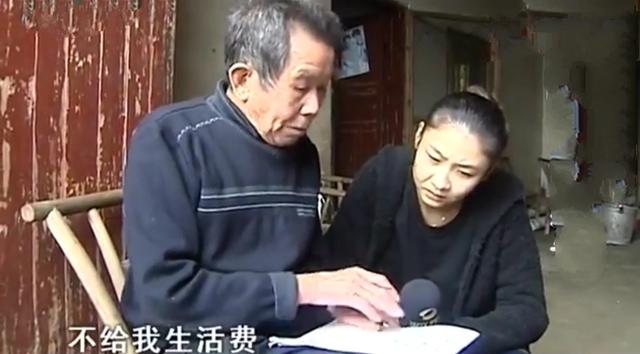 女子挤奶喂狗:农村又一怪正在兴起，留守妇男，为什么？

？
