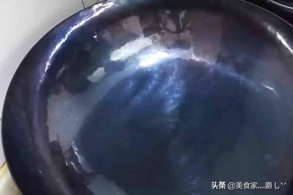 新买的锅第一次怎么处理,刚买的新锅该如何处理才不粘锅？