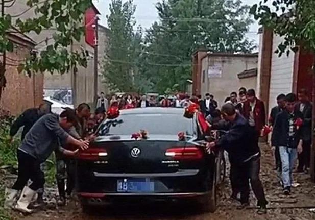 婚车遇上出殡车，究竟谁先让道？
