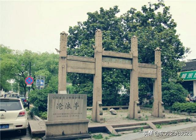 用诗描写江南的秀丽景色，你能展示一下吗？