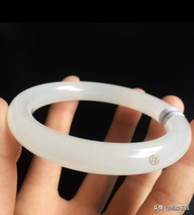 女人戴和田玉手镯的好处,如何买到高质量的和田玉手镯呢？