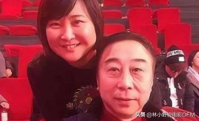 冯巩的老婆照片:冯巩被保姆索要50万天价分手费，让他身败名裂，如今怎么样？