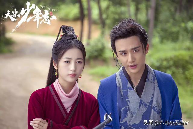 周韦彤夹紧:钟楚曦跟周雨彤咋捆绑营销了，两人是塑料姐妹吗