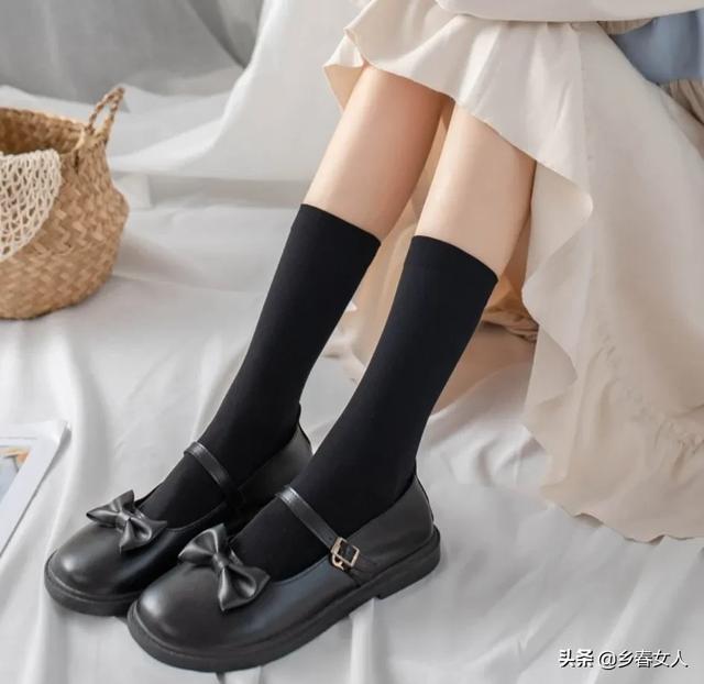 黑色中筒袜穿什么鞋比较好看？插图16