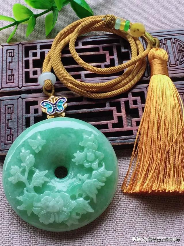 为什么卖毛货翡翠还免费抛光,朋友手里买的翡翠还没抛光，值钱吗？