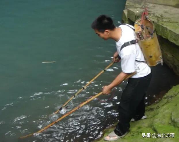 晚上抓黄鳝的灵异事件:在农村夜晚如何捉黄鳝？为何现在没人去抓黄鳝了？