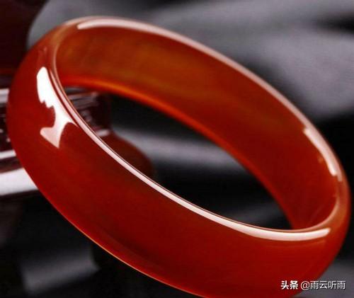 商场卖的和田玉是真的吗,老人说市场上卖的玉都是假的对吗？