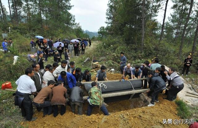 农村出殡为何必须摔瓦盆，古人送殡时要让长子摔瓦盆，并一直沿用至今，背后有何寓意？