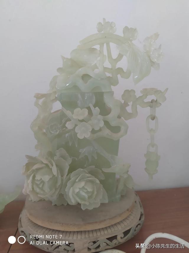 岫玉和翡翠哪个对身体好,为什么有些岫岩玉和玉髓比翡翠便宜、廉价？