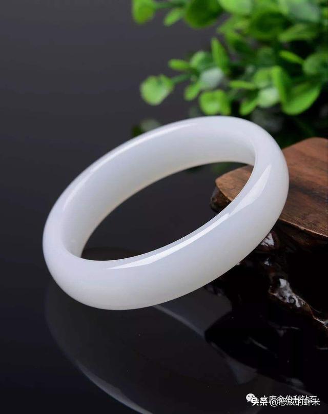 什么样的玉手镯好,什么样的玉手镯好看又显高贵？