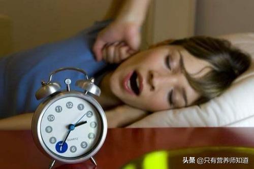 睡得多就能拥有好睡眠吗，人的最佳睡眠时间是什么时候什么时间睡算熬夜