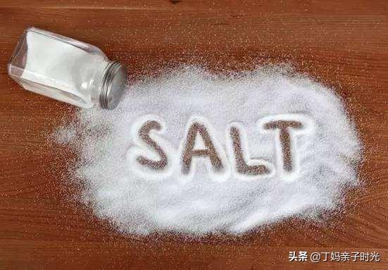 周岁宝宝吃太咸的危害:小孩子一岁之前是不是不能吃盐巴？