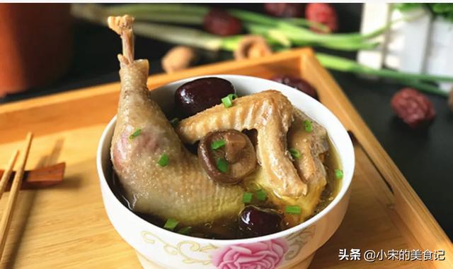 小孩子吃鸡肉的好处:经常吃鸡肉的好处和坏处 现在鸡吃那么多激素，每天给孩子吃一个鸡蛋好吗？