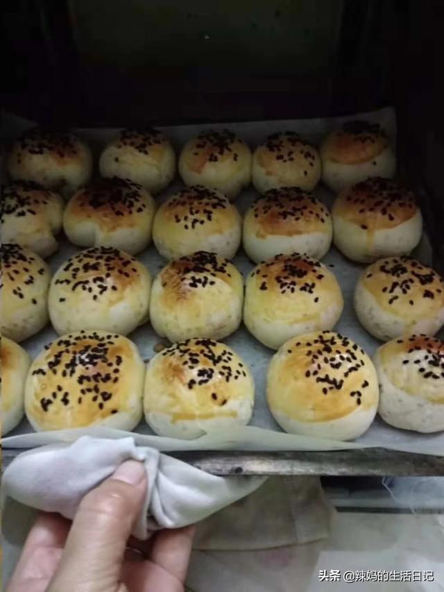 商品蛋黄粉怎么做:蛋黄酥里的蛋黄是鸡蛋黄吗？怎么做好吃？
