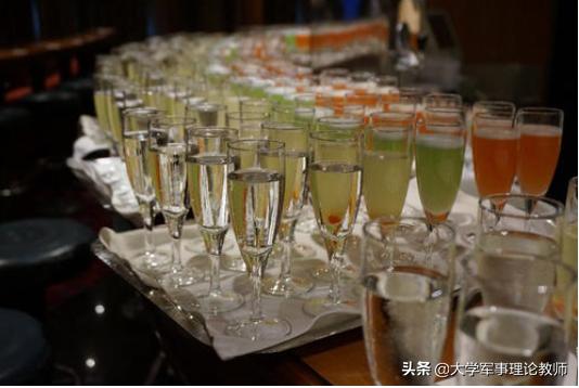 为什么看外国电影总是看到他们哪里都放着酒？随时喝上一杯,连办公室也是,这是真实的吗？