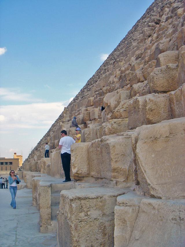 埃及金字塔的顶端，为什么埃及金字塔能耸立4600年