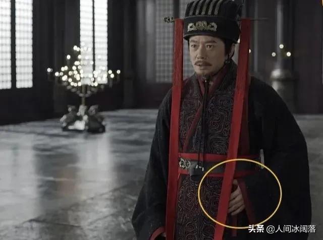 大秦赋吕不韦为什么经常揉肚子,是当代商人的习性还是另有原因？