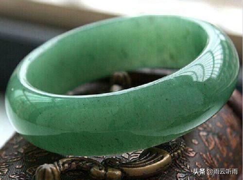 商场卖的和田玉是真的吗,老人说市场上卖的玉都是假的对吗？