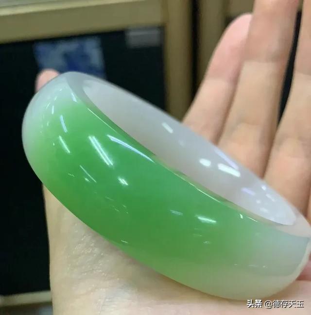 便宜的玉手镯是啥材质,新疆几十块的玉镯怎么样？