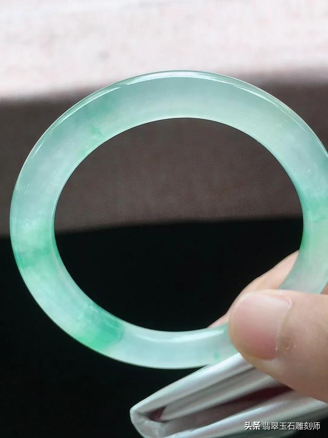 真玉镯断了是什么样的,这个玉镯是断裂纹还是絮？是真的吗？