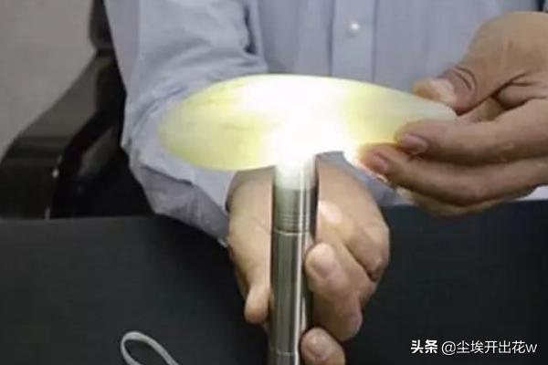 用手电筒怎么看玉的真假,如何用鉴定用电筒鉴定玉石？