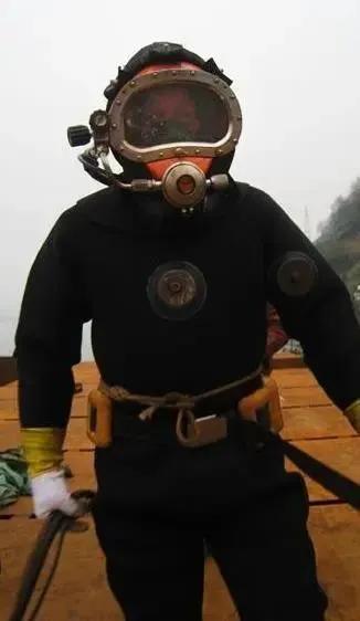 工地打桩灵异事件:工地潜水员为什么称为“水鬼”？他们下井前为何要携带一把剪刀？