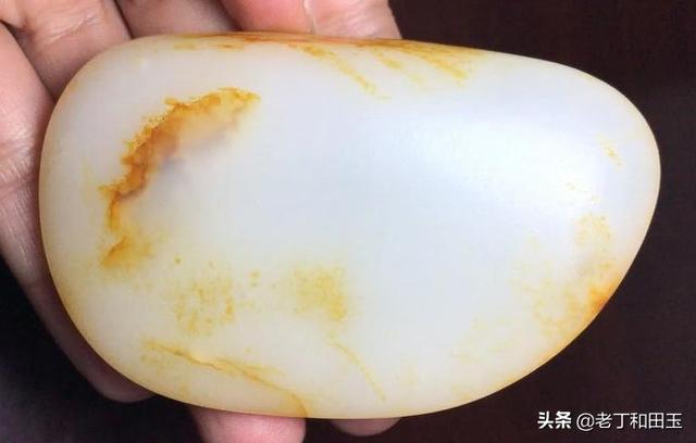 和田玉皮色种类图解,这几块和田玉籽料，哪一个价值更高？