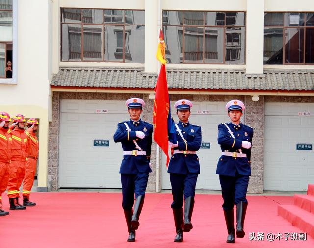 消防员是公务员吗,消防士官转为工人还是公务员？