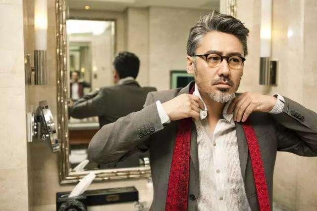 小狗被染成皮卡丘引争议:染发使人年轻。近两年，为什么一些白发中老年男子逐渐不染发了？