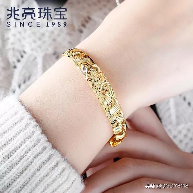 翡翠手镯的款式有几种,2019年流行的金手镯款式有哪些？