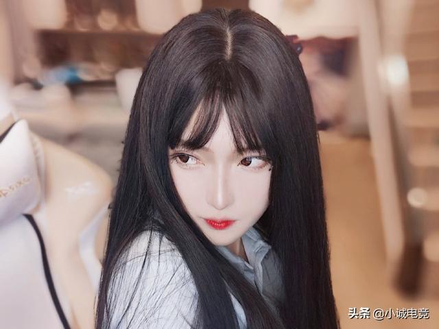 头条问答 - lol主播腐团儿过生日再穿丝袜,被上衣抢镜后,竟用纸片遮身