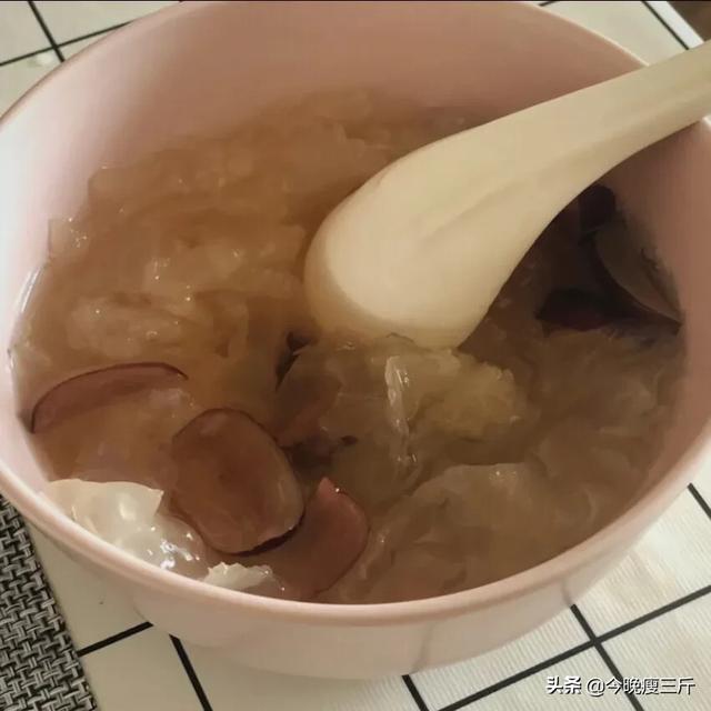 猫咪通草鲫鱼汤:哪些汤有利于产后坐月子，而且喝了可以补气血、下奶、减脂？