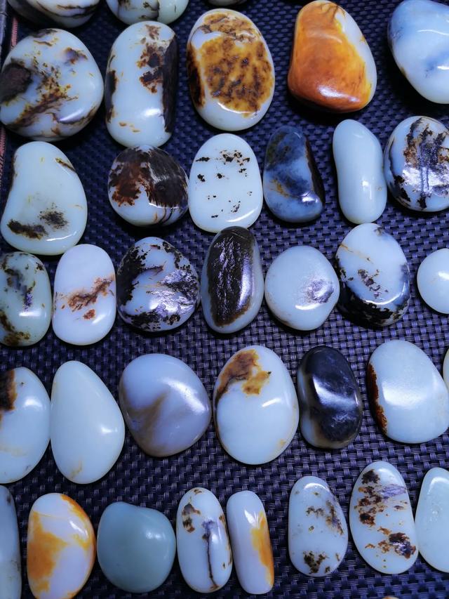 几百元的和田玉是真的吗,两三千块钱能买到真的和田玉籽料吗？