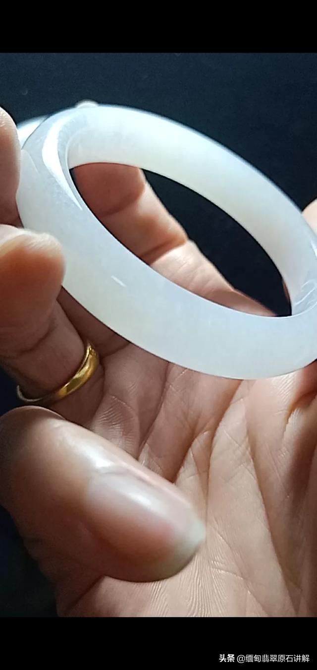 玉手镯哪里可以买到真的,在哪里可以买到真正的翡翠手镯啊？