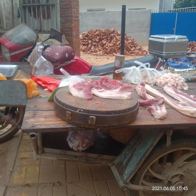 生猪跌近8元,仔猪降至800元,猪肉为何高居20元？利润谁挣了？