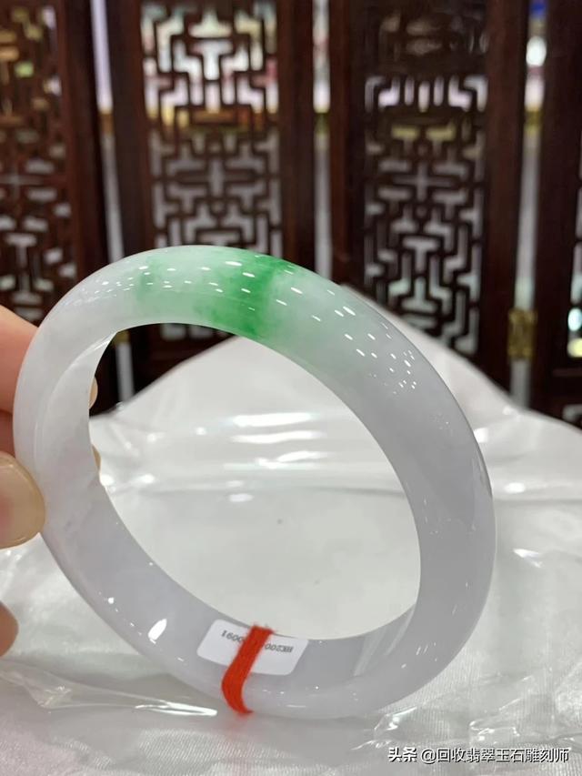 飘阳绿翡翠手镯值钱吗,各位专业人士看看这条镯子值多少？