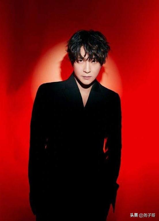 薛之谦的绅士里那句你退半步的动作认真的吗是一种什么样的心情