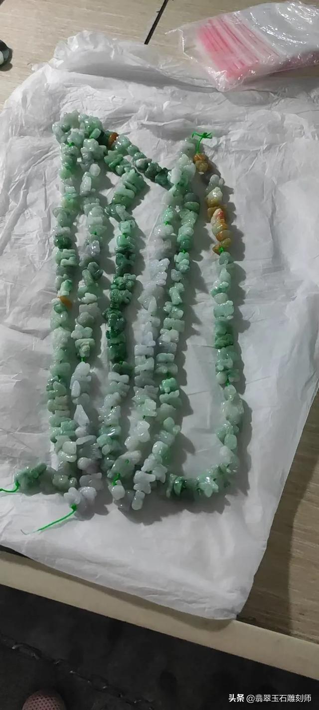 糯冰翡翠玉镯一般价格在,我这赌石开出的糯冰玉佛，能值多少钱？