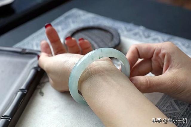 女人和田玉戴什么图案好,30岁的女人戴什么颜色的玉手镯好看？