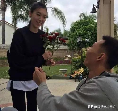 朱芳雨的老婆:为什么很多球迷说易建联遭遇跟腱伤病，妻子荆灵却是最大受益者？