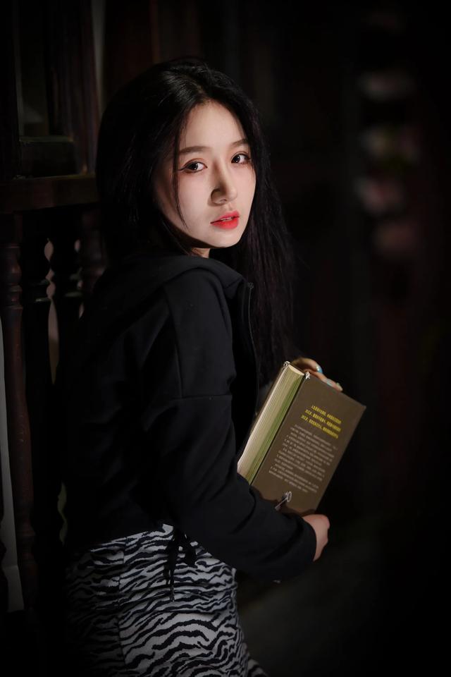 美女遛狗露胸:当今社会上有些女性的穿着为什么喜欢露那么多？出于什么心理？