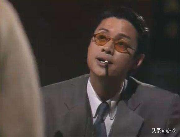 精武门李小龙:李小龙《精武门》中，双手各举一个日本人，没吊威亚，是真的吗？