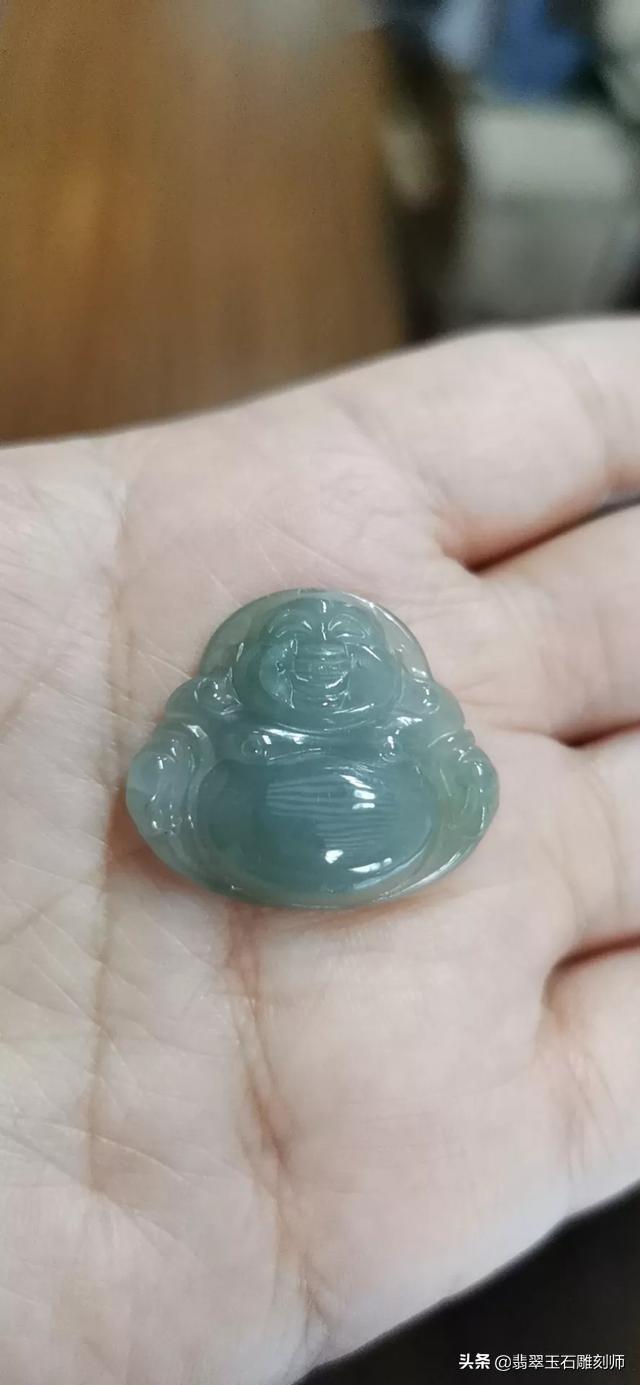 糯冰翡翠玉镯一般价格在,我这赌石开出的糯冰玉佛，能值多少钱？