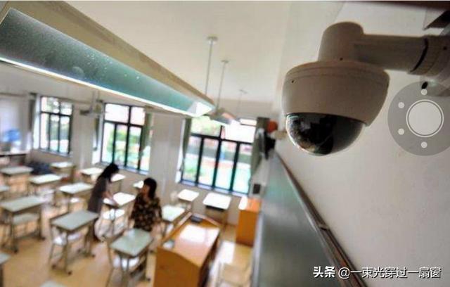 老師在教室里裝攝像頭，自己監(jiān)視學(xué)生