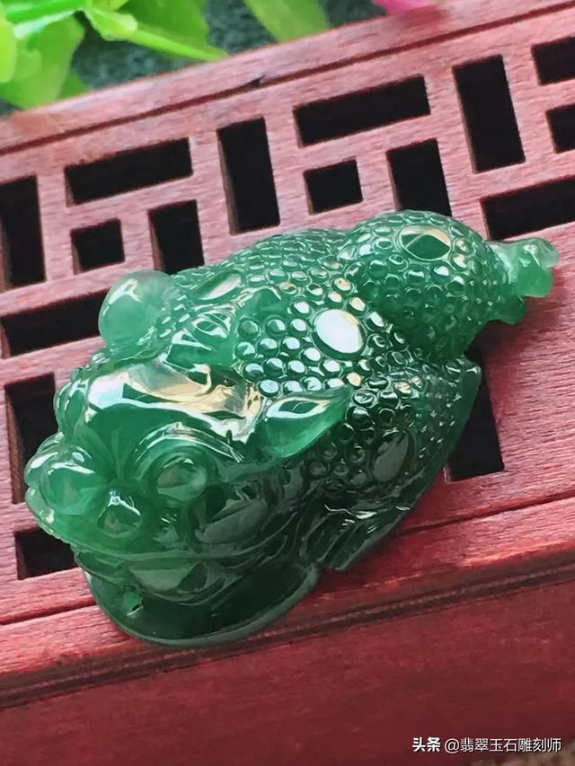 为什么卖毛货翡翠还免费抛光,朋友手里买的翡翠还没抛光，值钱吗？