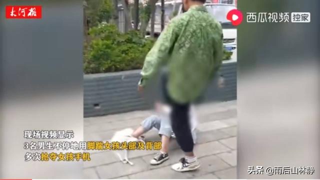女生被群扇耳光:云南女生被4名男生殴打，什么事这样打人？你如何看此事？