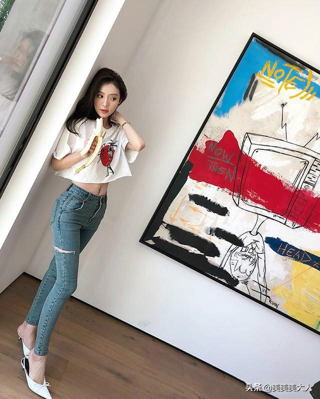 女士高腰卫生裤图片大全:紧身牛仔裤配什么颜色的上衣好看？