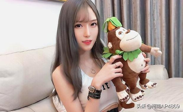 腐团儿经常战术后退,网友怀疑她要穿45码的鞋,气得她想秀腿反驳,你觉得呢？