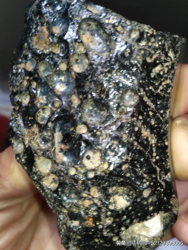 头条问答 - 一些玻璃陨石有熔壳,气印,气流刮痕,比重,还有磁性等特征
