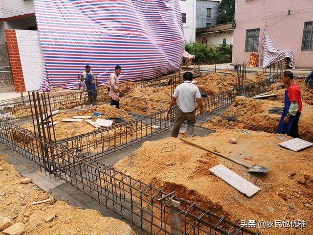 农村砖墙狗窝图片:农村自建房、车库门外左右两边分别建鱼缸和狗屋适合吗？